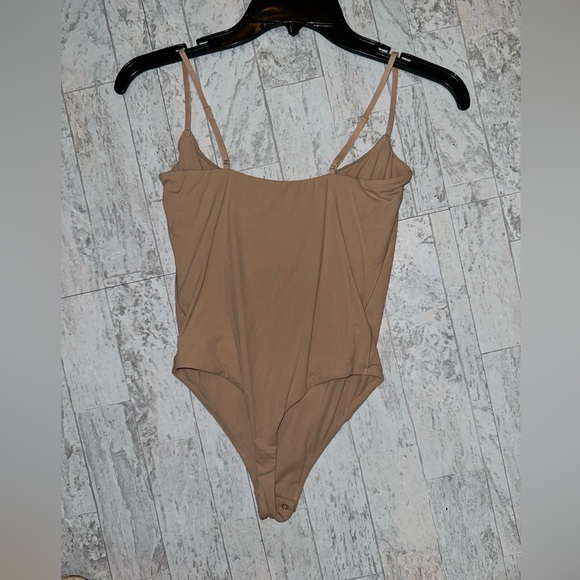 NWOT SKIMS FITS EVERYBODY CAMI
BODYSUIT SIZE M - Picture 3 of 4